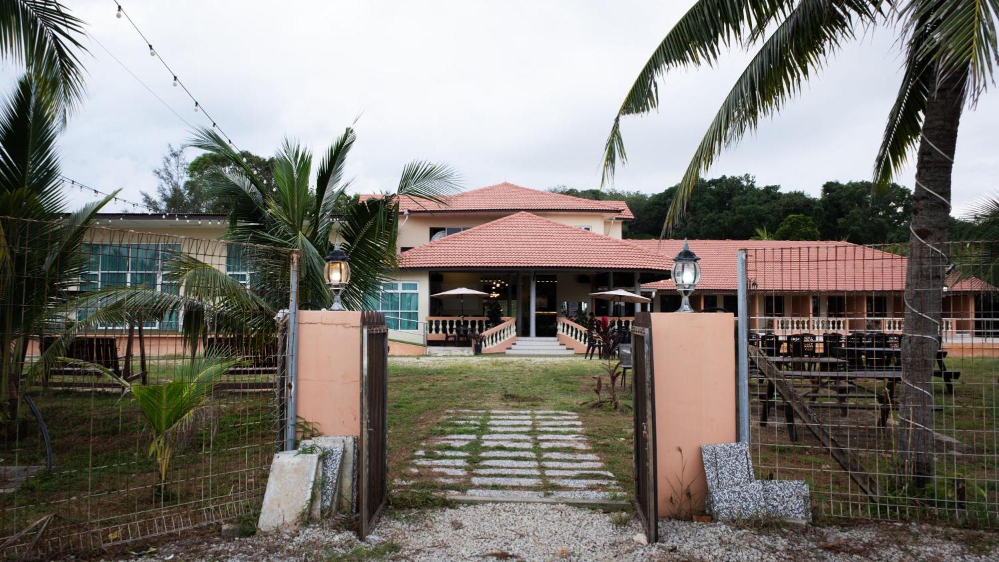 Blackstone Beach Resort Kuantan Esterno foto